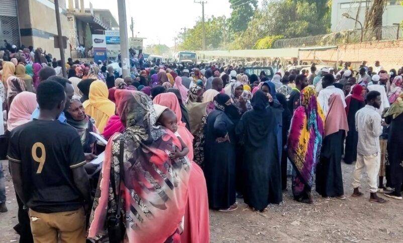 نازحون سودانيون في ولاية القضارف يتجمعون للحصول على مساعدات غذائية