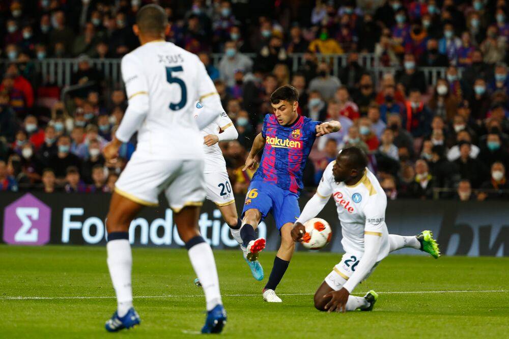 من مباراة سابقة بين برشلونة ونابولي في دوري الأبطال