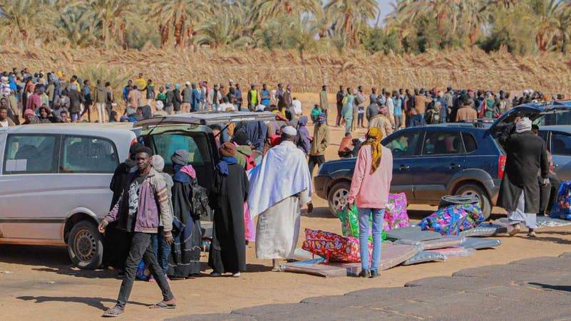 الآف اللاجئين السودانيين يصطفون للحصول مساعدات في مدينة الكفرة الليبية