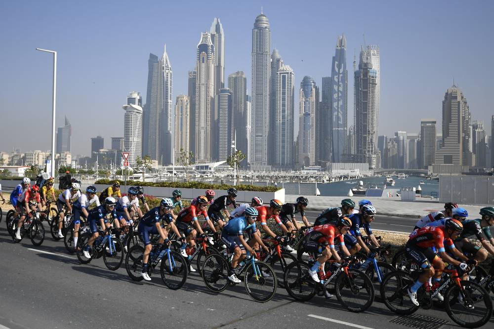 أبطال العالم يقطعون 173 كيلومتراً من نادي الضباط إلى دبي هاربر