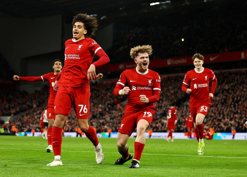 مدرب ليفربول يثير الجدل بتشبيه لوتون تاون ببرشلونة
