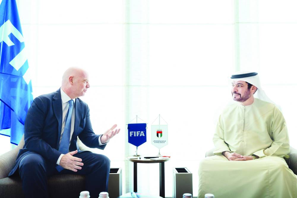  حمدان بن مبارك خلال اللقاء مع إنفانتينو