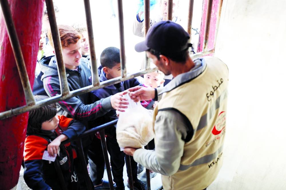  متطوع يقوم بتوزيع الخبز 