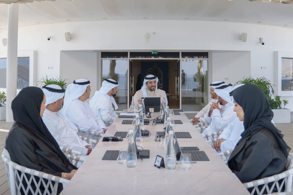 سلطان بن أحمد مترئساً الاجتماع