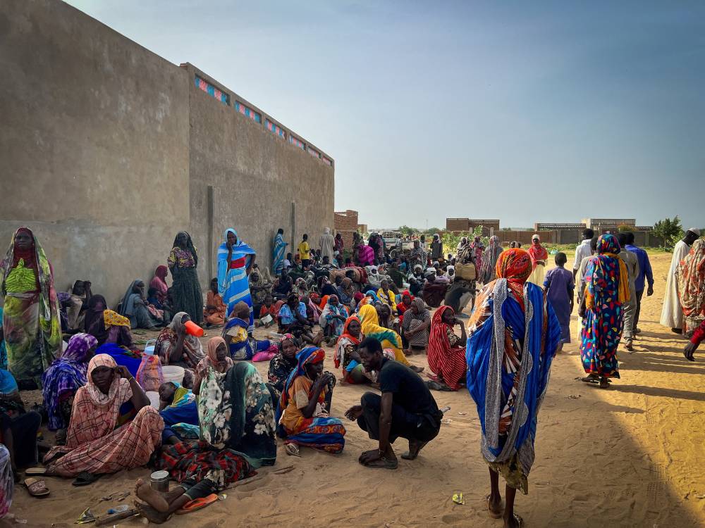 لاجئون سودانيون من غرب دارفور يتجمعون في مستشفى أدري، تشاد (رويترز)