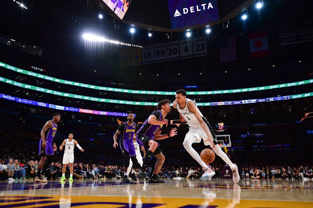 جيمس يسجل 30 نقطة ويقود ليكرز للفوز على سبيرز في «إن بي أي»