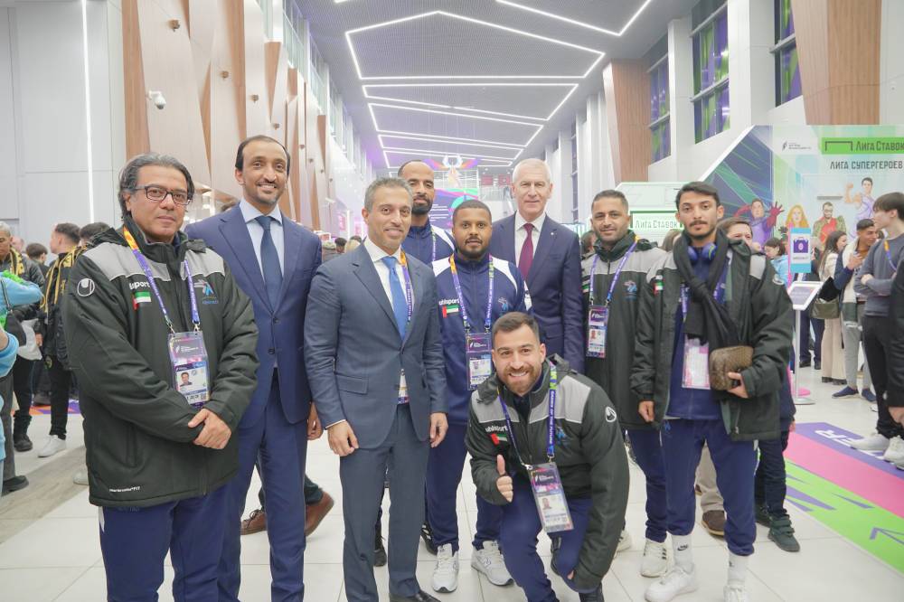 الفلاسي في لقطة تذكارية مع لاعبي فريق مركز كواترو