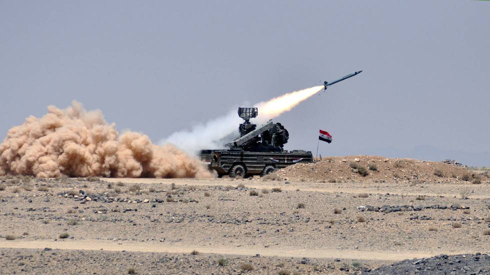 الجيش السوري يتصدى لهجوم بـ7 مسيّرات في سماء حماة وإدلب