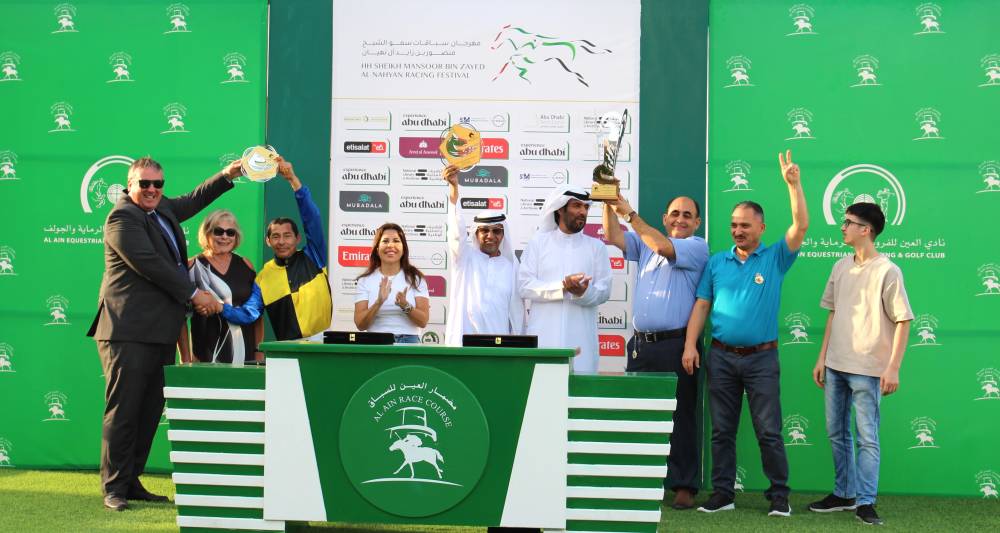 خلال تتويج الفائزين