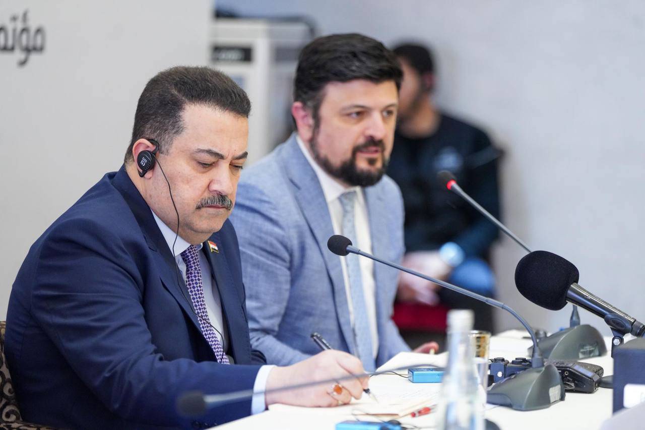 8-السوداني خلال مشاركته في الندوة الحوارية (الخليج)