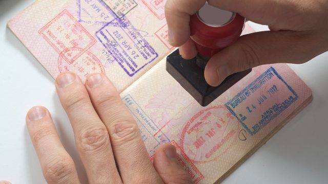 عند البقاء خارج الدولة أكثر من 6 شهور.. كيف يمكن للمقيم دخول الإمارات؟