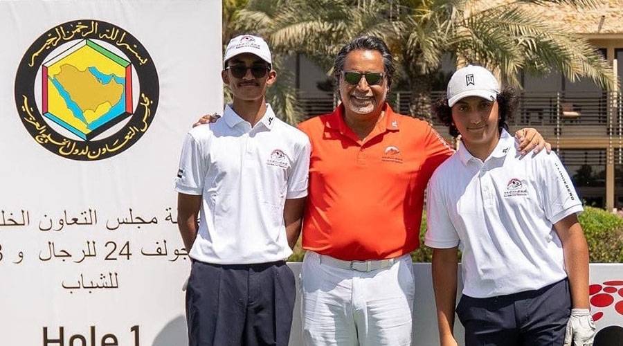  الهاشمي يتوسط لاعبي منتخب الشباب 
