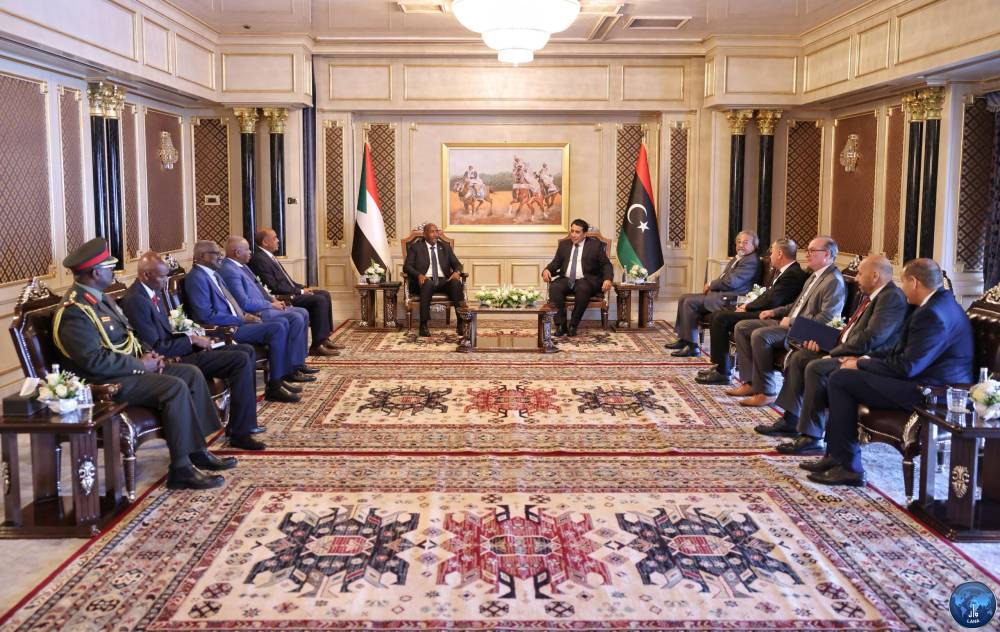 جانب من المباحثات بين المنفي والبرهان في طرابلس (وال) 