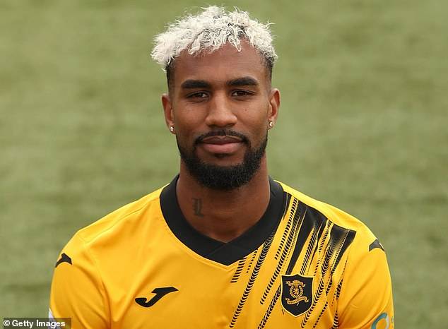 ضرب وركل وشكوى بعد سماع إهانات عنصرية