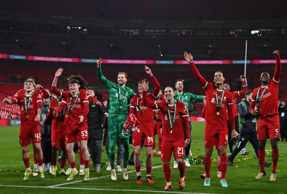 لاعبو ليفربول يحتفلون بعد الفوز باللقب 