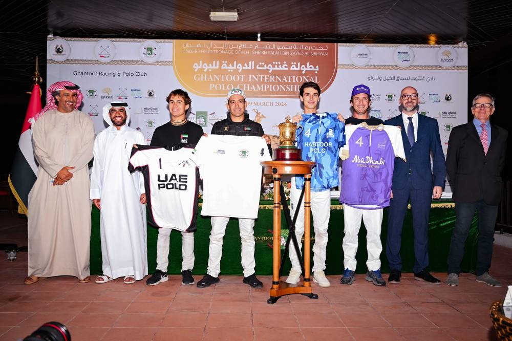 حضور المؤتمر وممثلو الفرق المشاركة أمام كأس البطولة