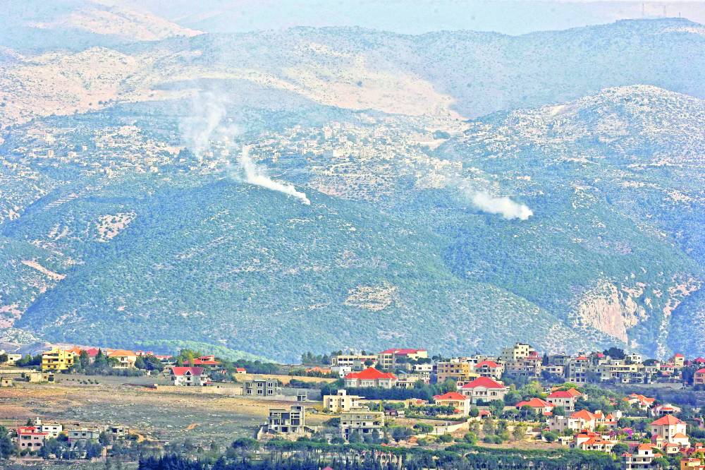 دخان يتصاعد بعد قصف مدفعي إسرائيلي على جنوب لبنان