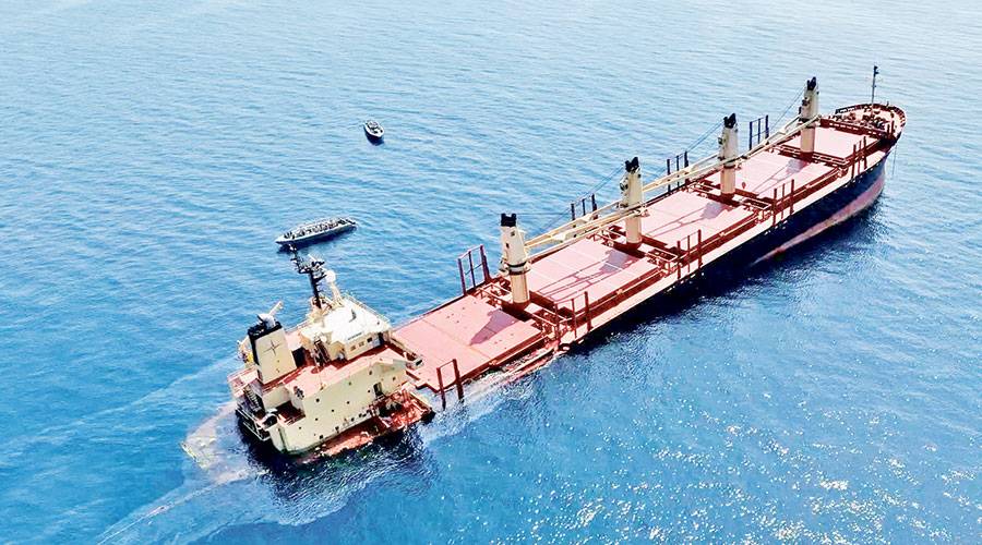 صورة تلفزيونية تظهر سفينة الشحن روبيمار وهي تغرق قبالة سواحل اليمن (أ ف ب)