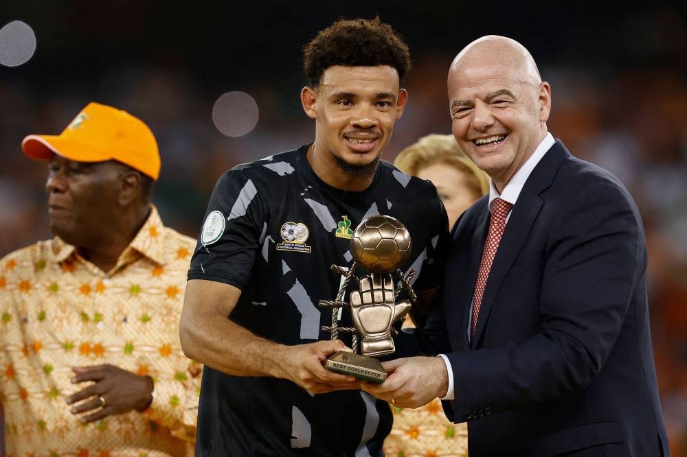 رونوين ويليامز مع جائزة القفاز الذهبي