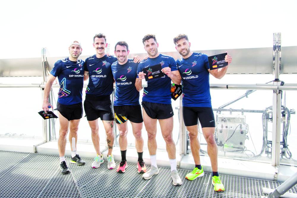 لاعبو فريق مدينة أوفيدو بعد نجاحهم بصعود برج خليفة