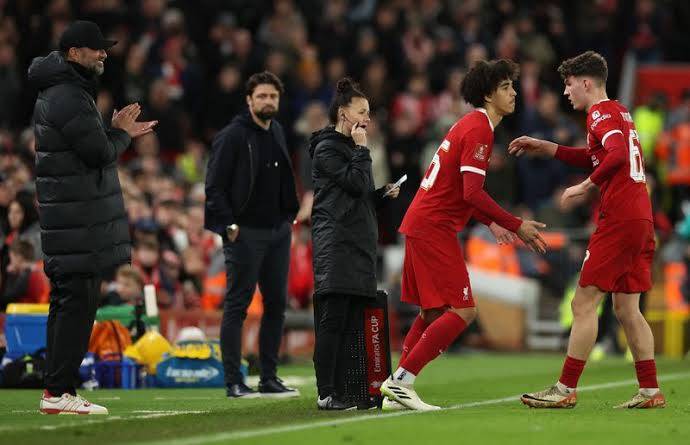 كلوب يطالب الصحفيين بتجاهل شباب ليفربول.. واستمرار غموض إصابة صلاح