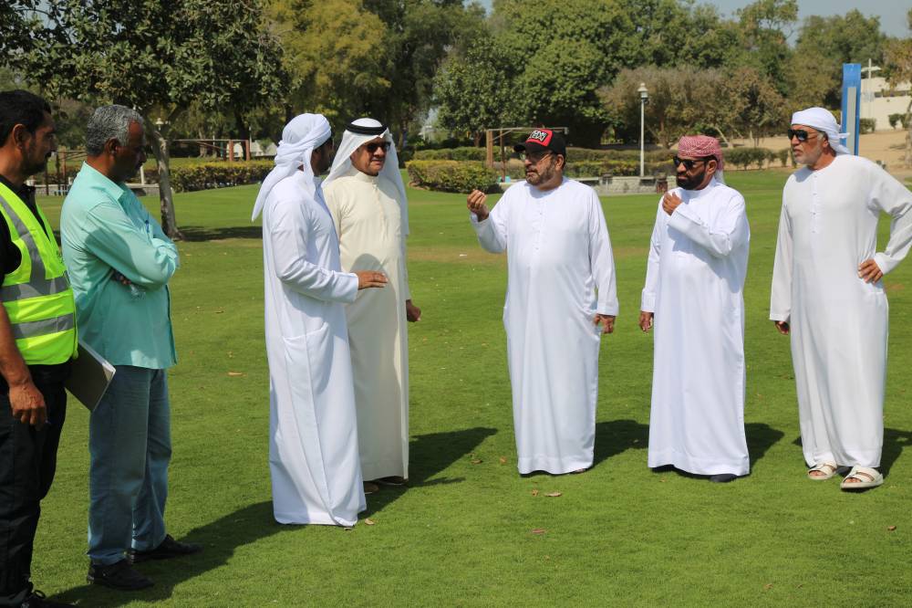 الحمادي والمازمي والسعدي خلال تفقد موقع المنافسات