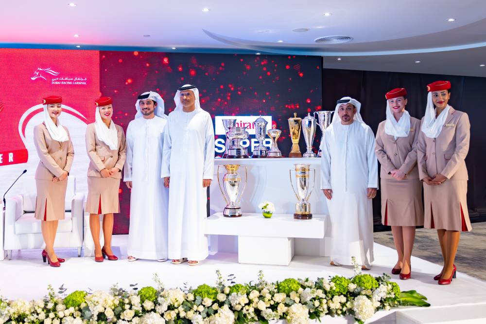 الشحي والعظب والغيث في لقطة تذكارية مع كؤوس السباقات