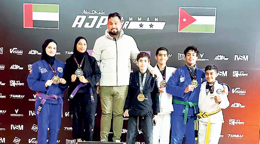 أبطال نادي الشارقة لرياضة الدفاع عن النفس مع ميدالياتهم