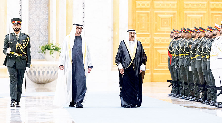 محمد بن زايد ومشعل الأحمد يستعرضان حرس الشرف