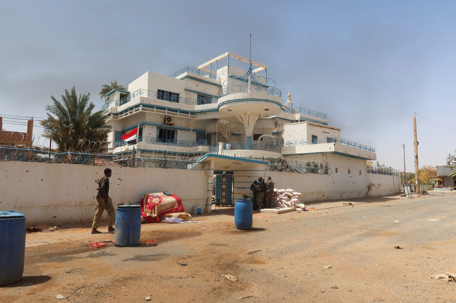 عناصر من الجيش السوداني أمام منزل زعيم  الاستقلال إسماعيل الأزهري في أم درمان 