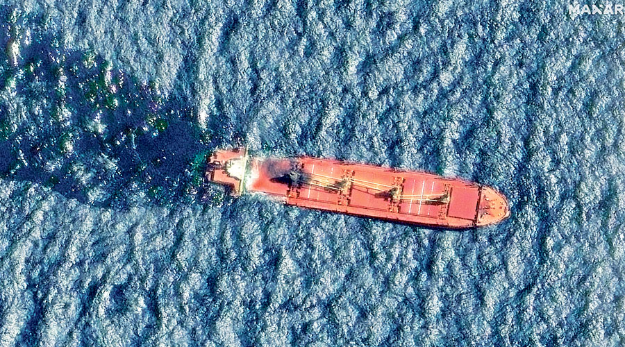 صورة التقطتها الأقمار الصناعية للسفينة «روبيمار» وهي تغرق في البحر الأحمر يوم أمس الأول الجمعة (أ ب)