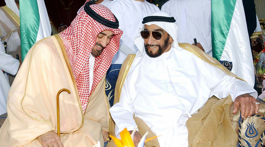 محمد بن زايد مع الشيخ زايد بن سلطان ال نهيان