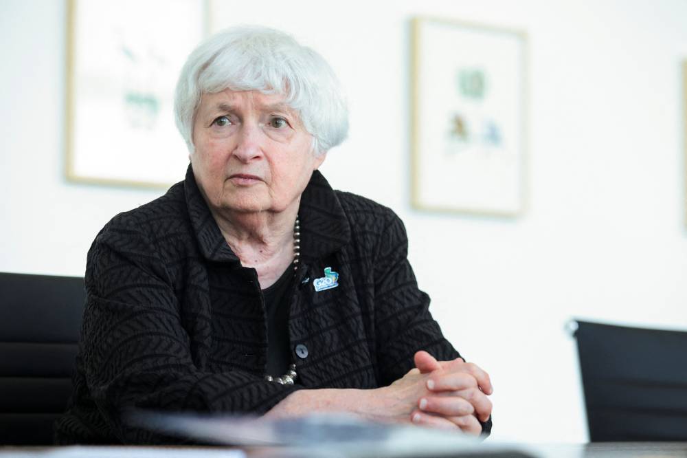 يلين خلال مقابلة في اجتماع وزراء المالية ومحافظي البنوك المركزية لمجموعة العشرين في ساو باولو بالبرازيل (رويترز)