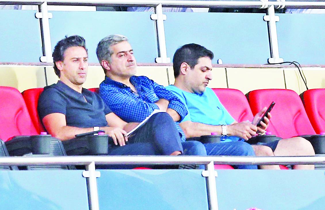 فرهاد مجيدي خلال حضوره مباراة الوحدة والبطائح 