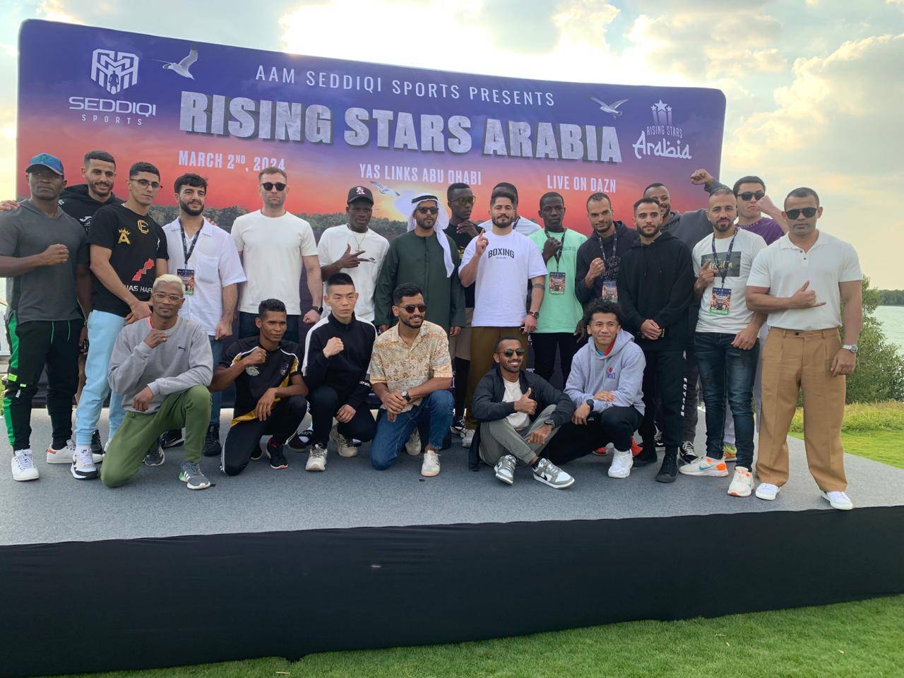 صديقي مع الملاكمين المشاركين