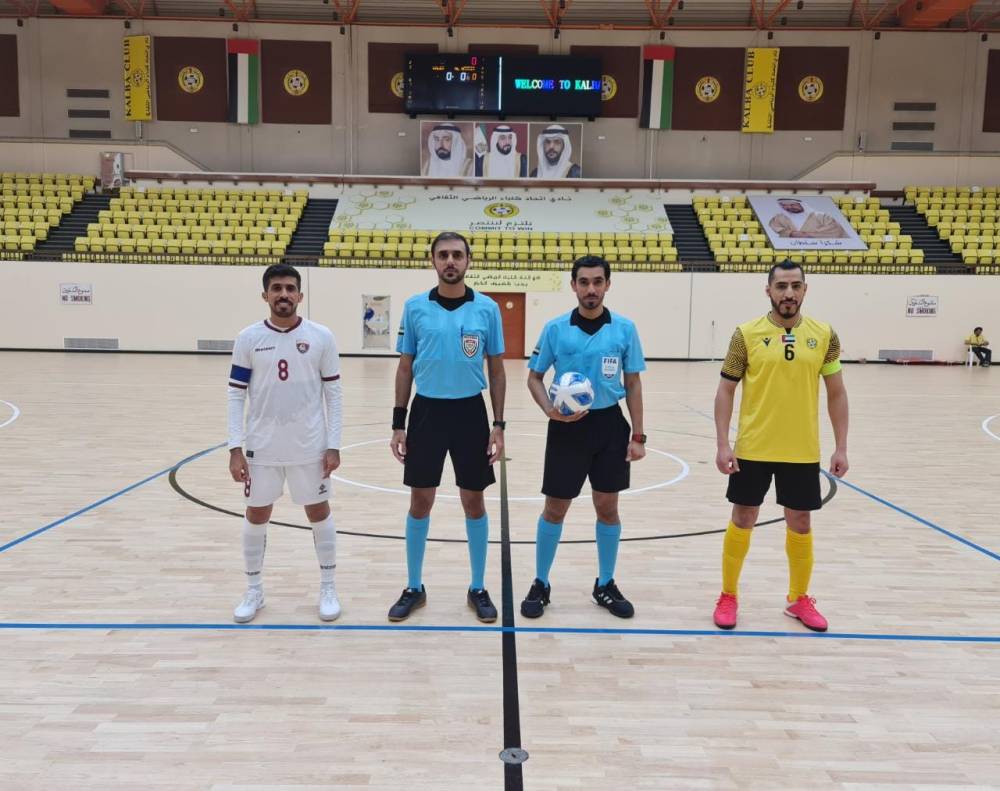 كابتنا اتحاد كلباء والحمرية مع طاقم التحكيم