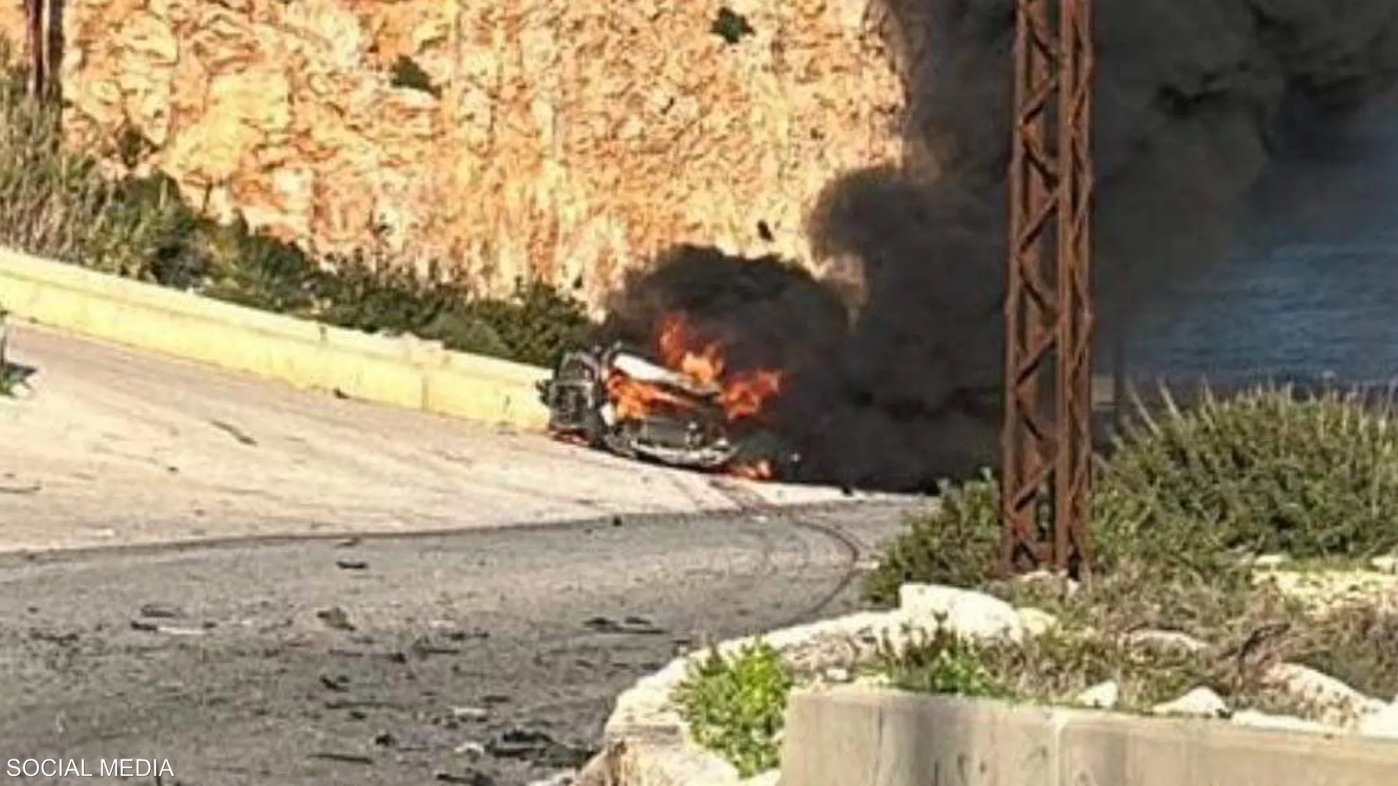  3 قتلى باستهداف مسيرة إسرائيلية لسيارة جنوبي لبنان 