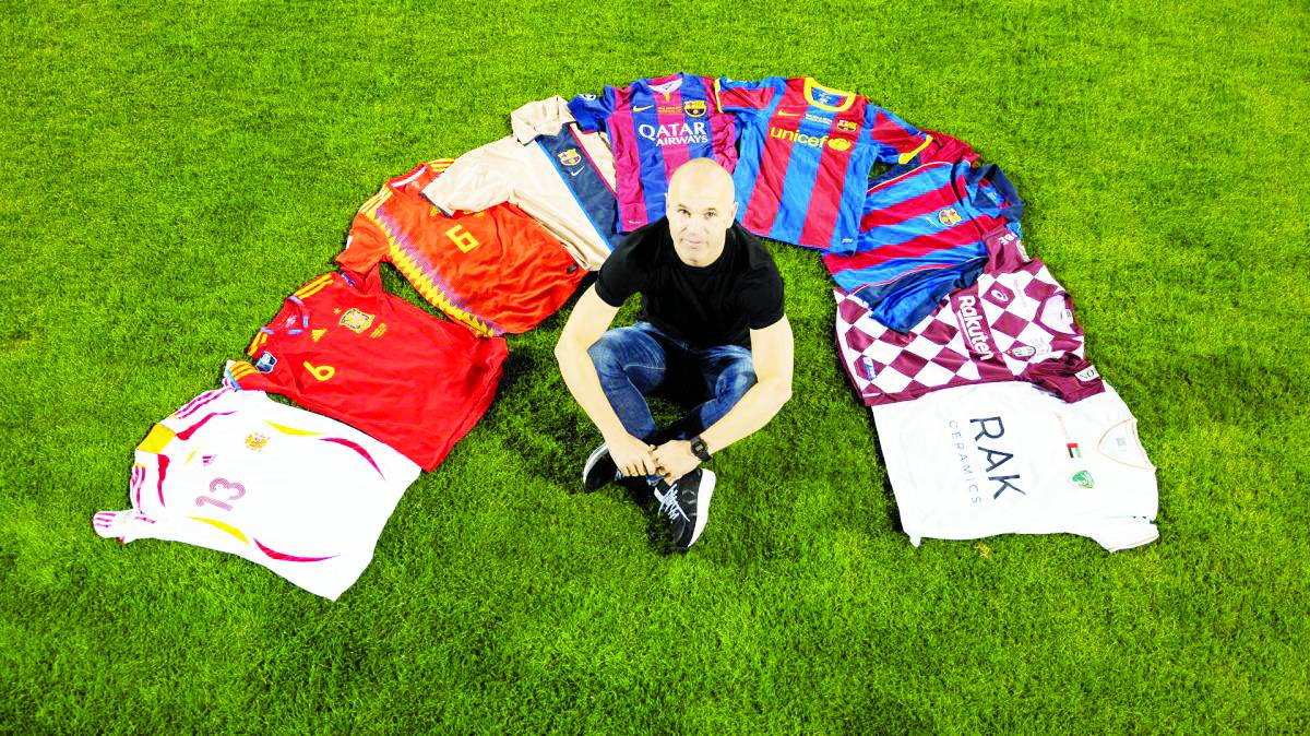 إنييستا يعرض قمصان الفرق التي لعب لها