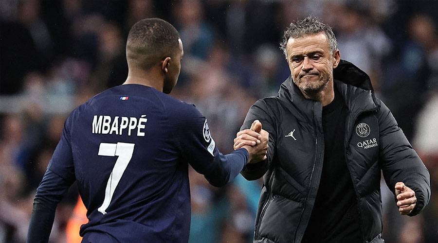  أنريكي يصافح نجمه مبابي 