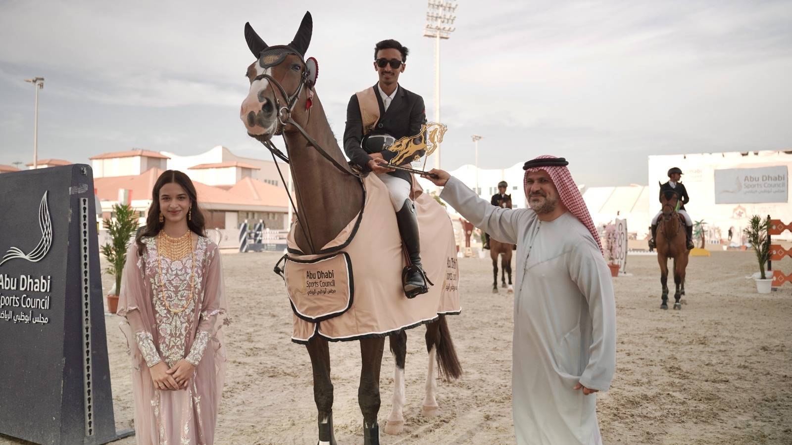 طارق الحوسني يتوج عمر المرزوقي