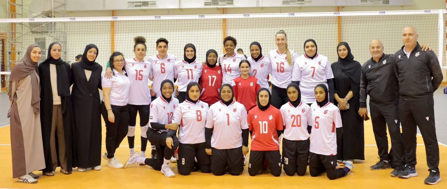 حنان المحمود في لقطة جماعية مع لاعبات الفريق بعد الفوز