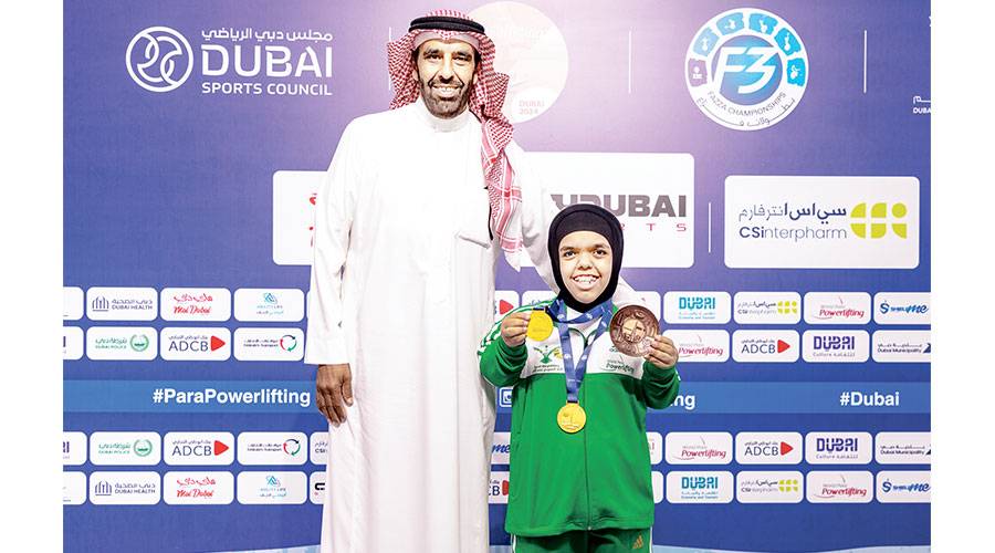  فجر السمري مع والدها 
