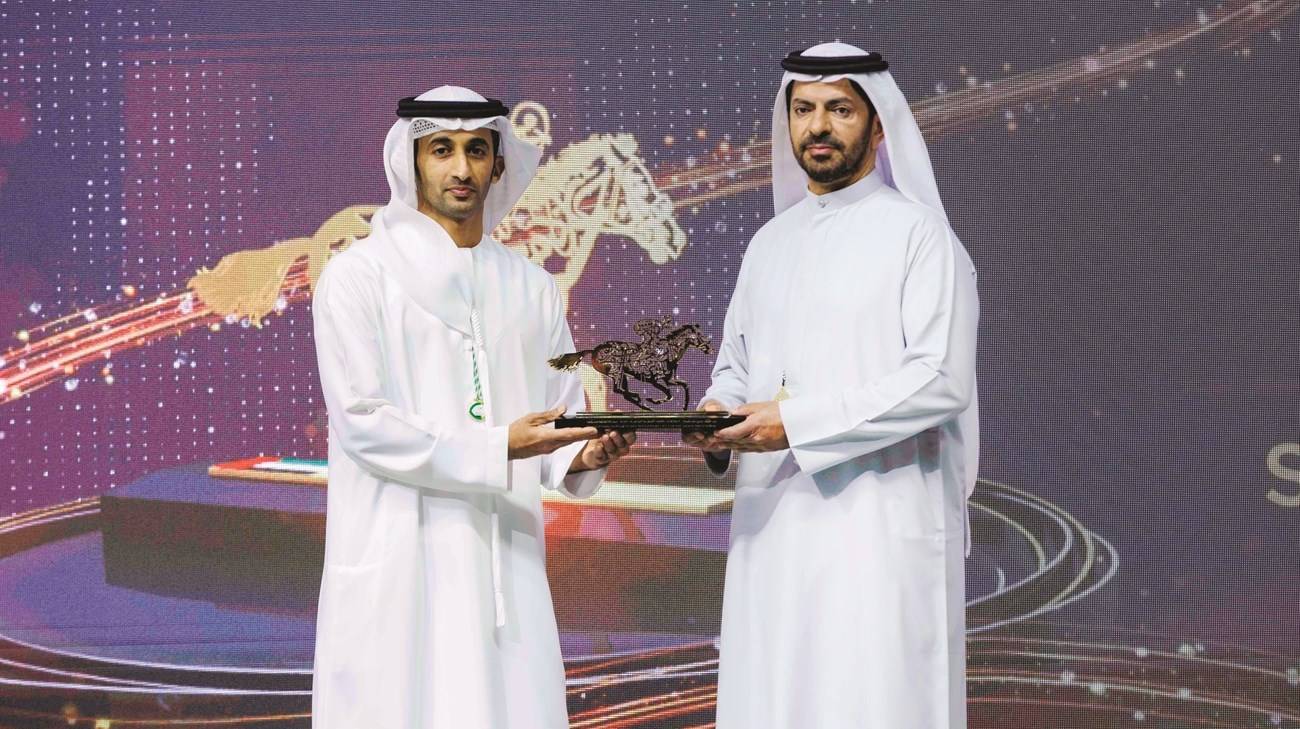 راشد بن دلموك يتوج سعيد بن سرور بجائزة التميز