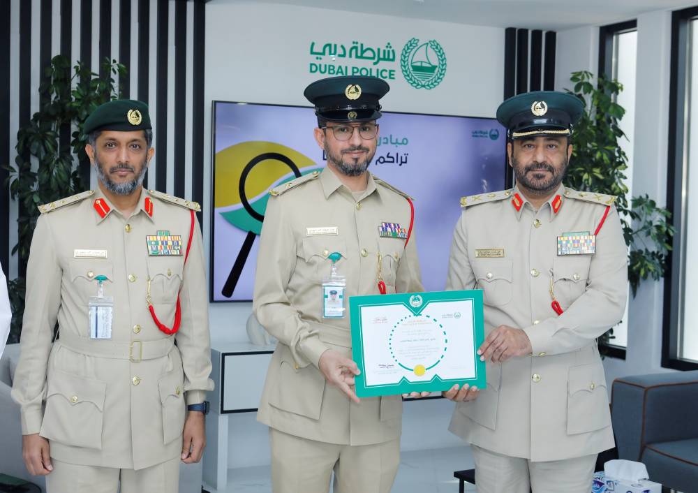 علي غانم يكرم أحد الضباط