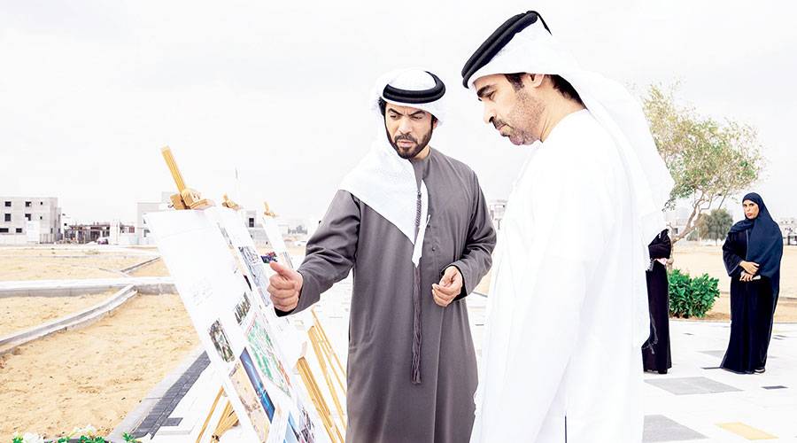 عبدالرحمن النعيمي يتفقد مخططات المشروع
