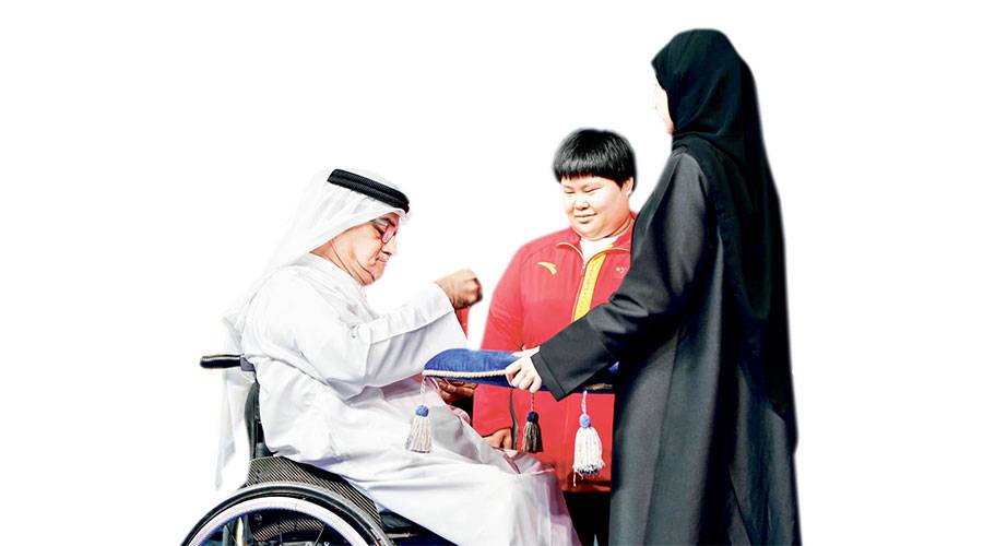 عيسى مخشب يتوج الفائزات 