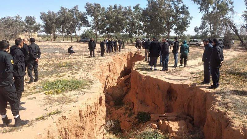 تشققات أرضية غامضة في منطقة أبوسبيعة جنوبي طرابلس 