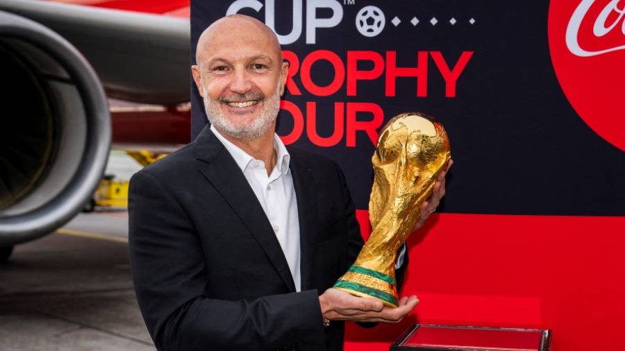 لوبوف يستعرض كأس مونديال 2022 في كوبنهاغن 