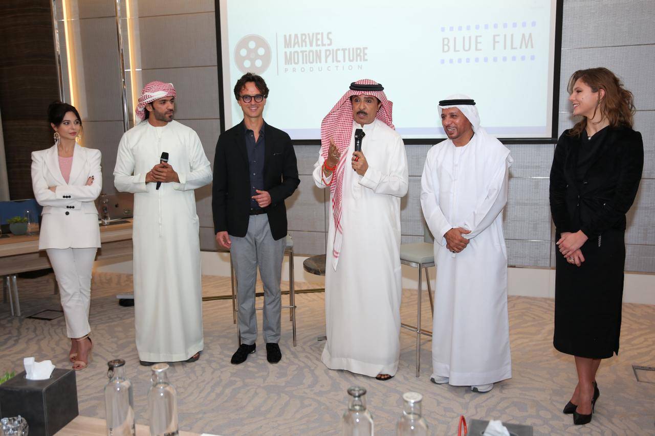 الفنان عبدالله بالخير خلال المؤتمر