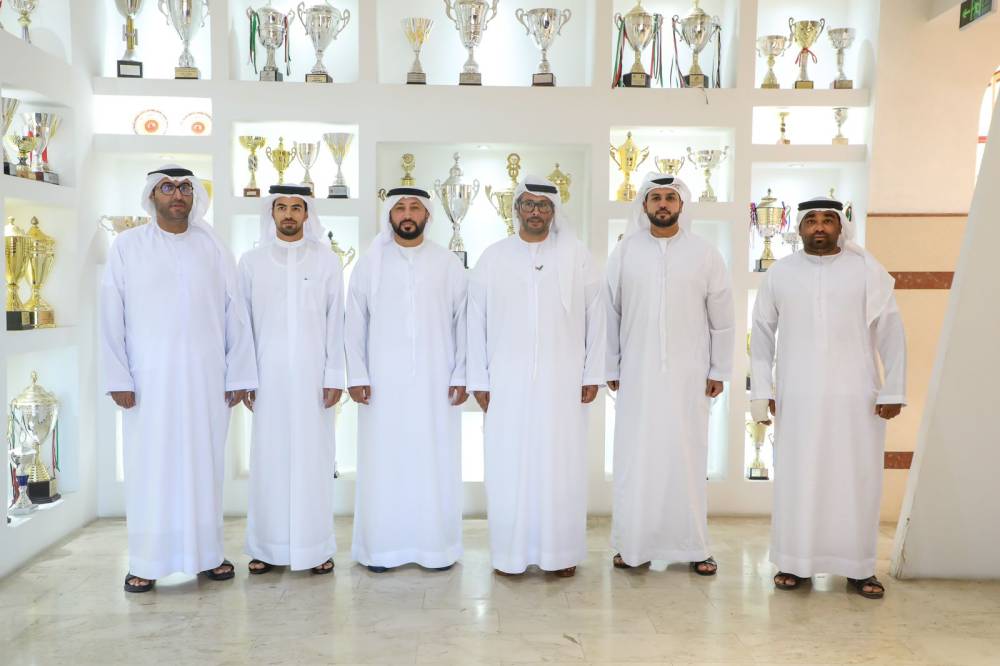 أحمد بن حمدان يتوسط المشاركين في الاجتماع